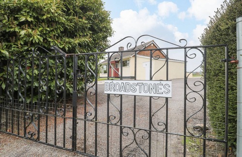 Bridport Cottage | BROADSTONES, pet friendly, country holiday cottage in Bridport
