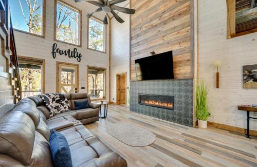 Broken Bow House | Broken Bow Cabin with Hot Tub, Pool Table and Fire Pit