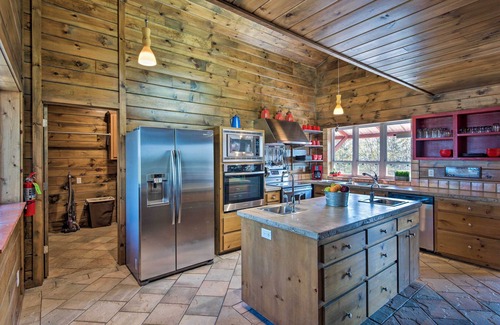 Broken Bow Cabin | Broken Bow Mountaintop Home w/Hot Tub!