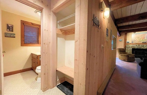 Bromley Mountain House | Bromley's Ridges 3-Level Townhouse just a short walk to the ski trailswith