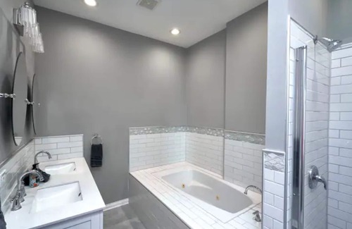 Bronzeville House | Bronzeville beauty close to all amenities