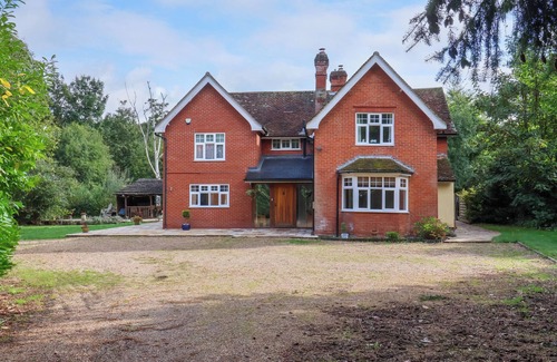 Ipswich Cottage | BROOK LODGE, pet friendly, with open fire in Ipswich
