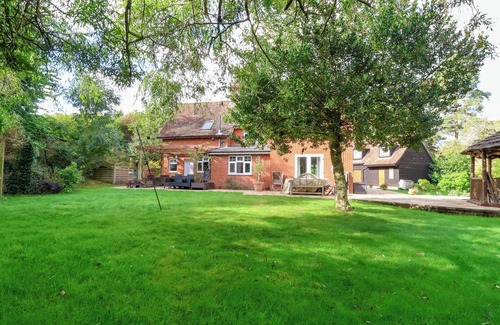 Ipswich Cottage | BROOK LODGE, pet friendly, with open fire in Ipswich