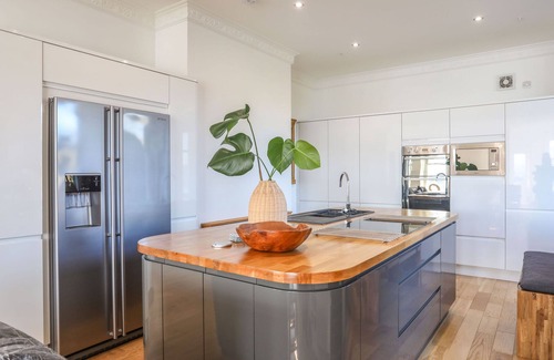Menai Bridge Cottage | BRYN MEL MANOR STRAITS VIEW, with a garden in Menai Bridge