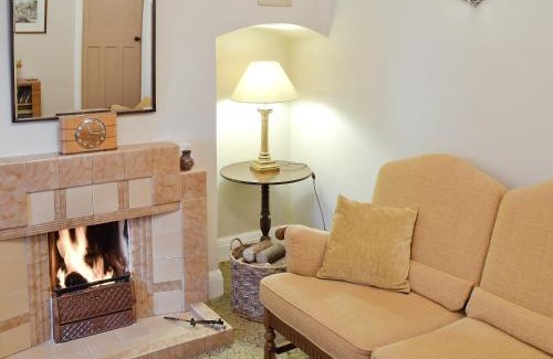 Ault Hucknall House | Bryn Tor - The Gardeners House