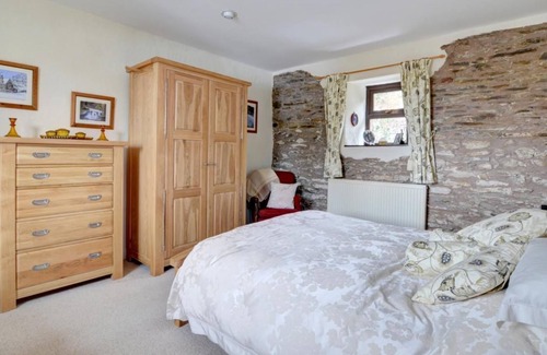 Llangurig Cottage | Bryncylla Cottage - Holiday Cottage with Hot Tub, 9 guests in 3 bedrooms