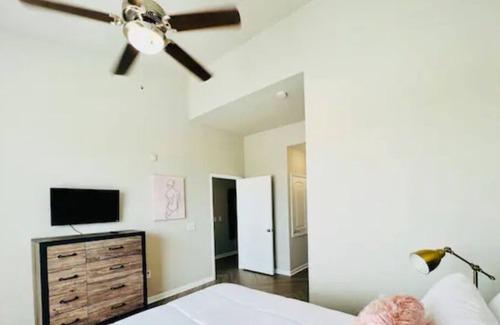 Pearland Apartment | Bubble Yum ~ Girl’s Getaway! Shopping!🛍 Dining!Resort Pool! 🏊♀️