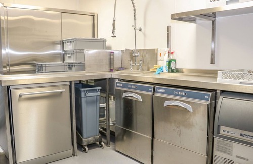 Farley Cottage | BUCKHOLT STABLES, pet friendly, with hot tub in West Tytherley