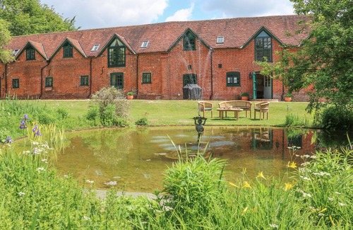 Farley Cottage | BUCKHOLT STABLES, pet friendly, with hot tub in West Tytherley