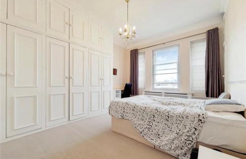 Westminster Apartment | Buckingham Palace 4br Family Stay & Cathedral View