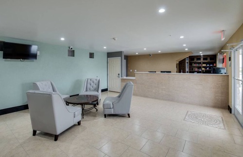 White Settlement Hotel | Budget Accommodation Ideal For Couple Traveler | Room w/Free Breakfast