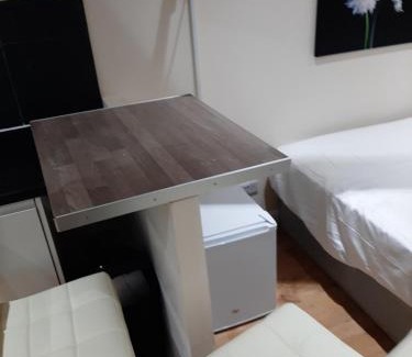 Thamesmead East Ski Chalet | Budget Ensuite Room in Thamesmead