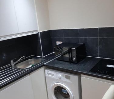 Thamesmead East Ski Chalet | Budget Ensuite Room in Thamesmead