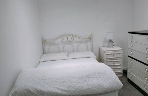 Baglan House | Budget-Friendly 4-Bedroom House in Swansea - Ideal for Travelers