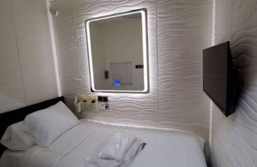 South Loop Hotel | Budget-Friendly Room| Free Coffee | Downtown
