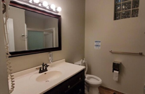 South Loop Hotel | Budget-Friendly Room| Free Coffee | Downtown