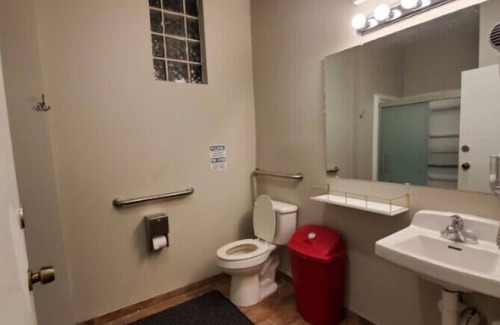 South Loop Hotel | Budget-Friendly Room| Free Coffee | Downtown
