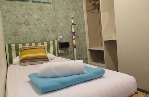 Bang Rak Bed & Breakfast | Budget Single Private in Center of Silom