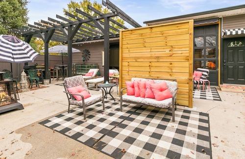 Benson Gardens House | Buffalo Hallow Acreage Retreat:❤️Omaha, Outdoor Entertaining, Arcade, 5 TV's,