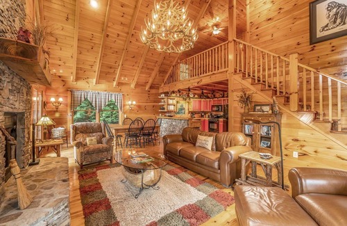 Cherokee Cabin | Buffalo Hollow - Free Train Tours + Fun - Luxurious Accommodations, Rustic-Style