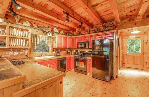 Cherokee Cabin | Buffalo Hollow - Free Train Tours + Fun - Luxurious Accommodations, Rustic-Style