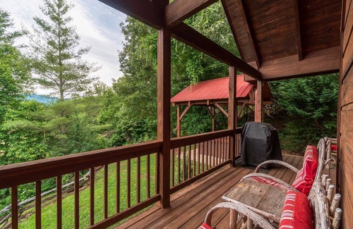 Cherokee Cabin | Buffalo Hollow - Free Train Tours + Fun - Luxurious Accommodations, Rustic-Style