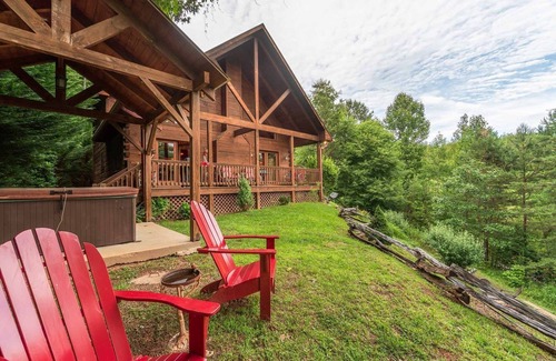 Cherokee Cabin | Buffalo Hollow - Free Train Tours + Fun - Luxurious Accommodations, Rustic-Style