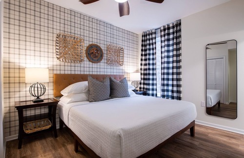 Versailles Hotel | Buffalo Trace Suite, The Woodford Hotel