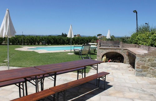 Cortona Apartment | Bugia is a Self-Contained studio Apartment with large Pool, free WiFi & parking