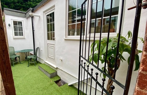 Codsall Cottage | Bumblebee Cottage: 200 year old oak beamed home