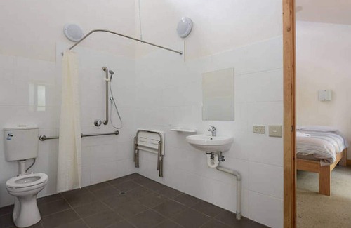 Port Elliot House | Bundalee Cabins- Pistachio cabin, access and pet friendly