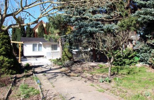 Marzahn-Hellersdorf House | Bungalow Gartenidyll, Berlin