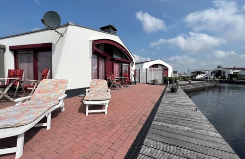 Lemmer House | Bungalow Happy Holiday en Geniet Direct aan het Water met Eigen Aanlegsteiger