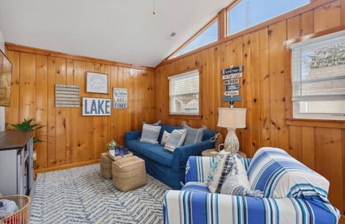 Delavan Lake House | Bungalow in Delavan Lake just a 5 minute drive to lake w/ firepit & deck