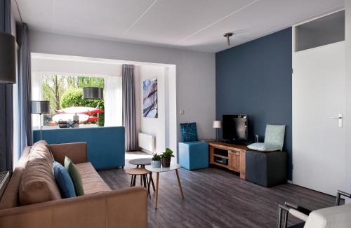 Eernewoude House | Bungalow near De Alde Feanen with Boat, cleaning included