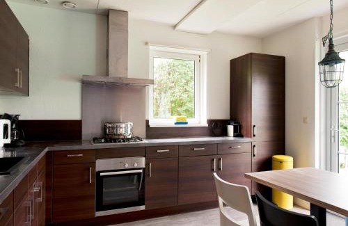 Eernewoude House | Bungalow near De Alde Feanen with Boat, cleaning included