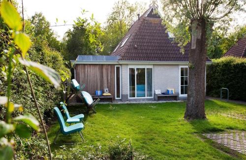 Eernewoude House | Bungalow near De Alde Feanen with Boat, cleaning included