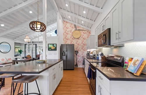 Kaanapali Cottage | Bungalow walk to beach + Pickleball gear and Bikes