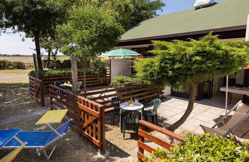 Casal Borsetti House | Bungalow with air conditioning, internet, garden and pool