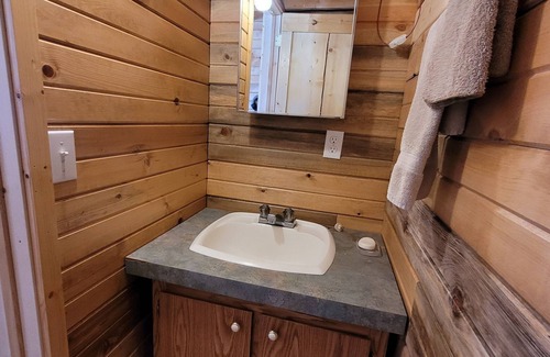 Trout Creek Cabin | bunkhouse near farm animals