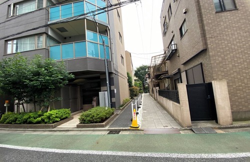 Bunkyo House | Bunkyo-ku, Tokyo, a 13-minute walk from Sugamo Station on the Yamanote Line and a 6-minute walk from Sengoku Station on the Toei Mita Line.
