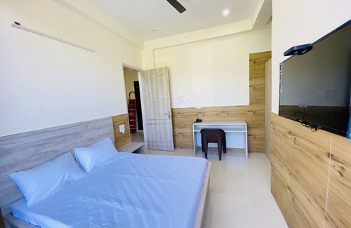 Dharamshala Bed & Breakfast | Buntees Nest: Luxury Room with Mountain View