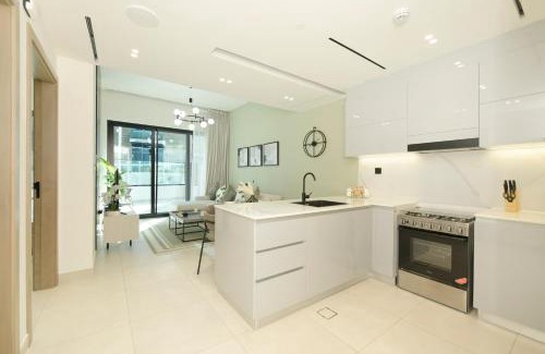 Business Bay Apartment | Burj Khalifa Poolview 1BR Apartment for 4 people