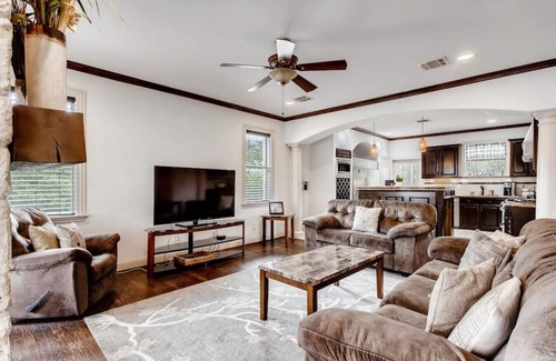 Knox - Henderson House | Business Friendly 14 Bed Duplex Mins to Downtown/Convention Center Walk to Bars!