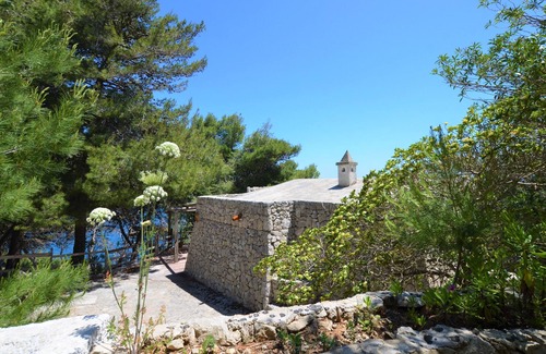 Castro Marina Cottage | Business wifi: Trullo with sea access (house F)