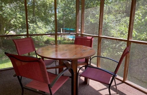 Athens House | Butler Cottage, Pet Friendly, Walk to the brewery.