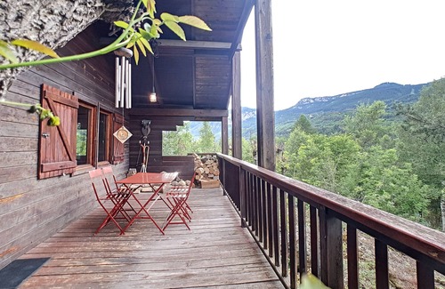 Vallouise-Pelvoux Ski Chalet | Buttercup. Very charming little cottage
