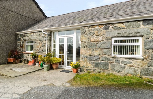 Garndolbenmaen Cottage | BWTHYN AEL Y BRYN, pet friendly, with a garden in Criccieth
