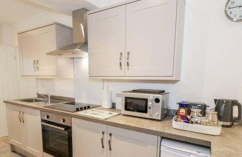 Brynrefail Cottage | BWTHYN CAE HOB COTTAGE, with a garden in Llanberis