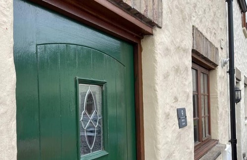 Haverfordwest House | Bwthyn Canol